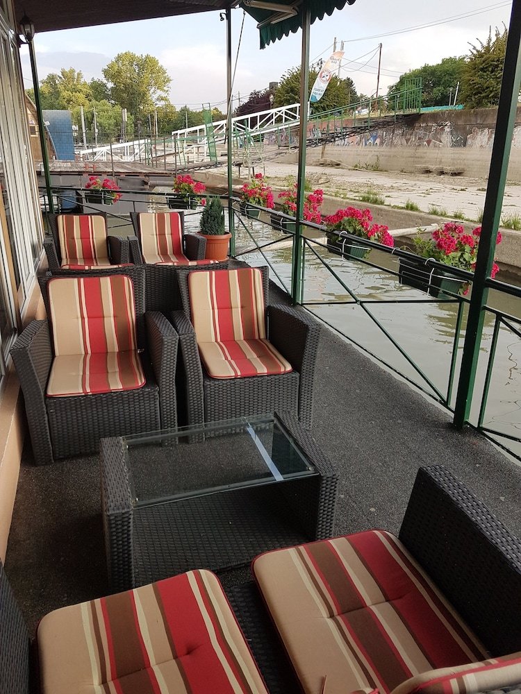 Hostal Hostel Otard