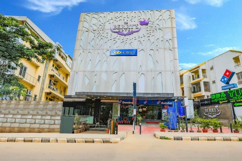 Fabhotel Berry's