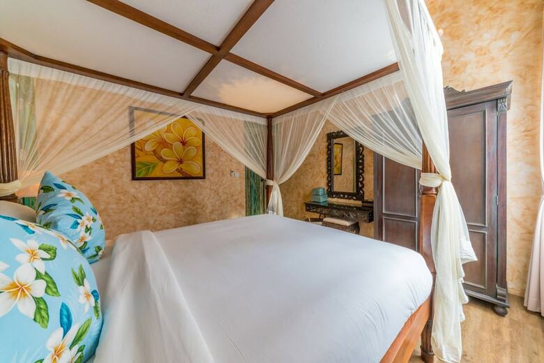 Villa Secret Estate