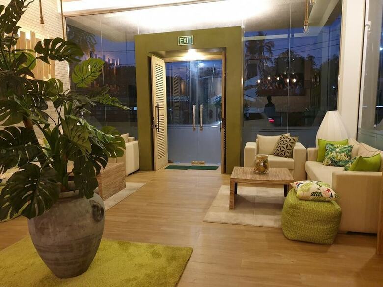 J Leaf Hotel
