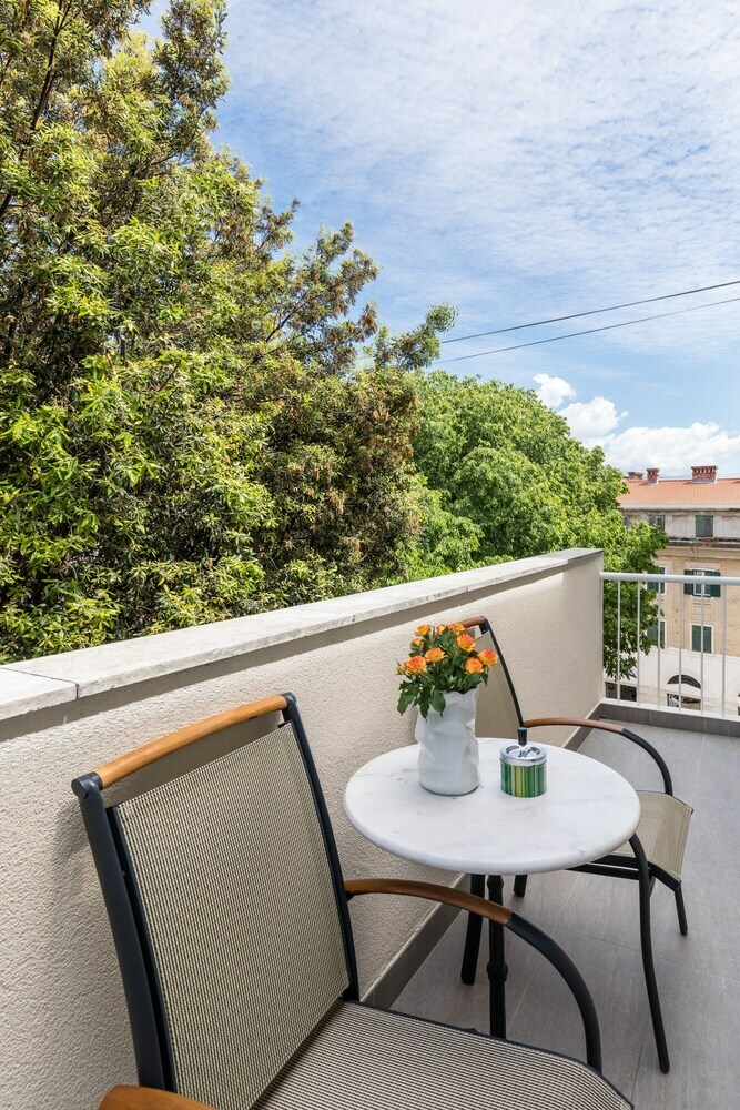 Down Town Apartment With Balconies