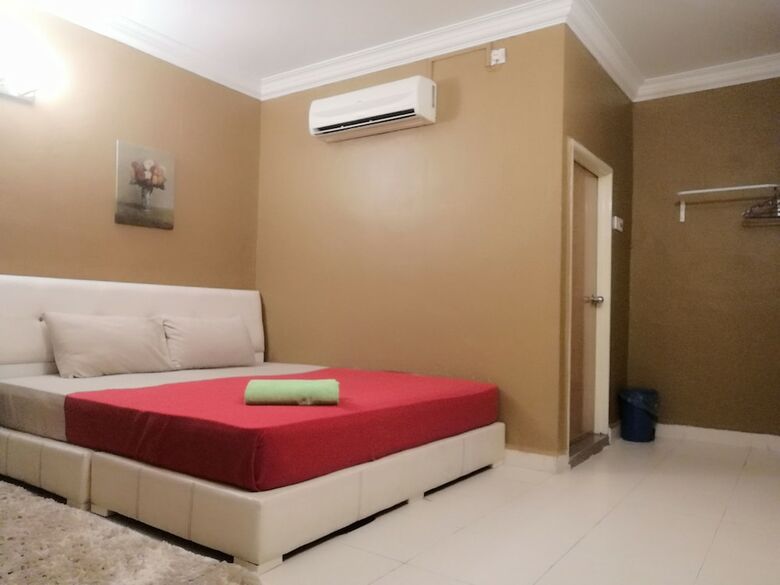 Oyo 90010 Hotel Natalia Villa Inapan