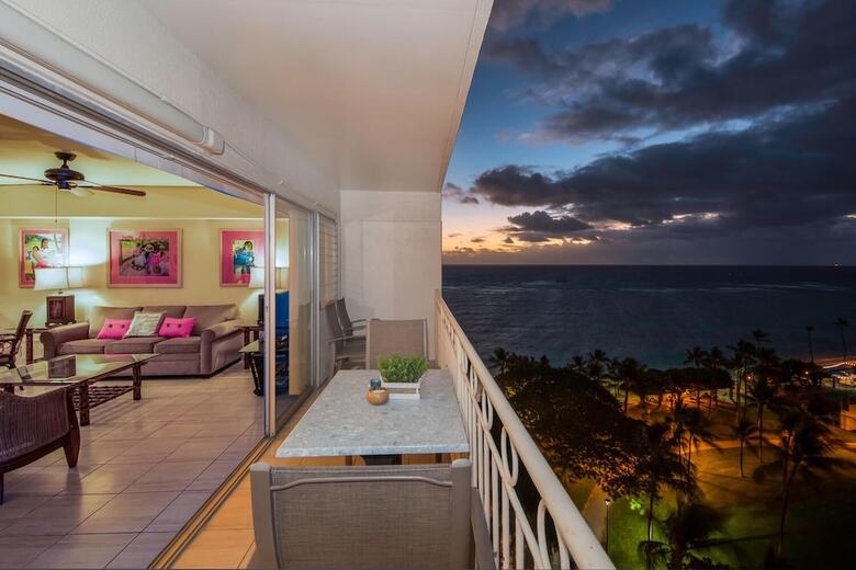 Beach Front Waikiki Shore 1116