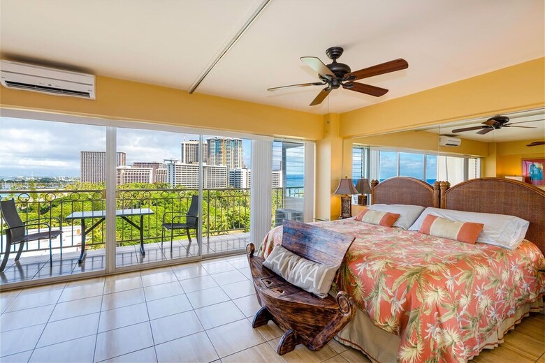 Beach Front Waikiki Shore 1116