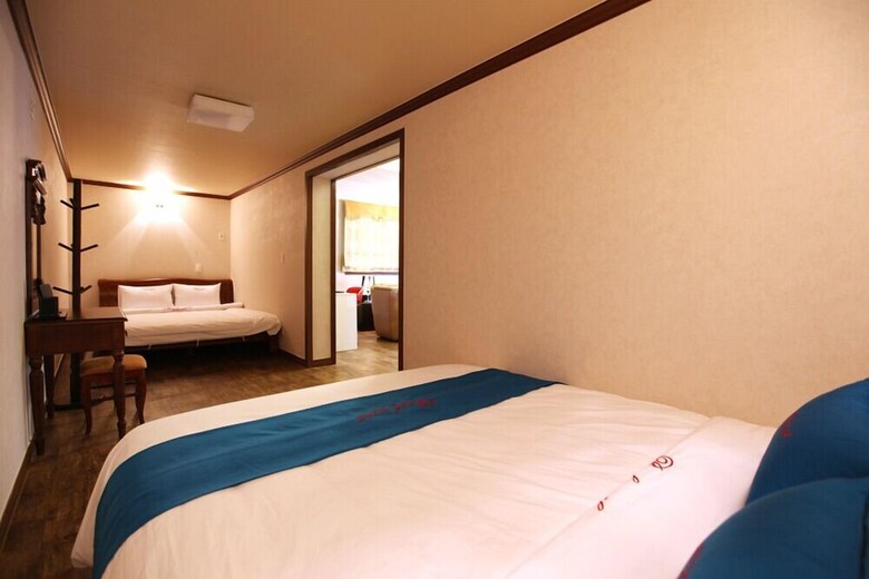 Tongyoung Beach Castle Pension
