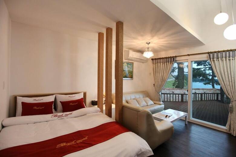 Tongyoung Beach Castle Pension