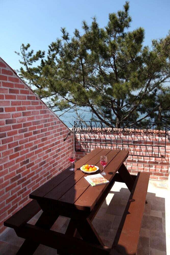 Tongyoung Beach Castle Pension