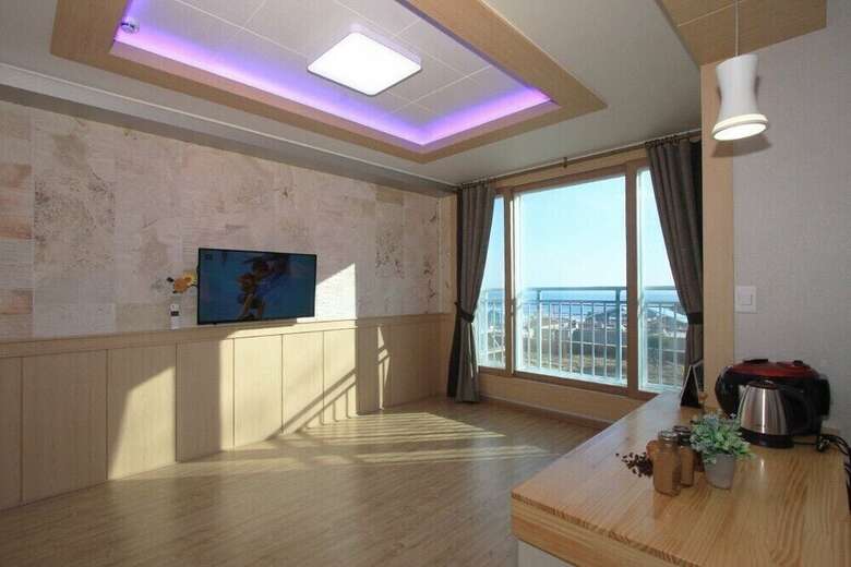 Nuri (Blue Road Town Pension