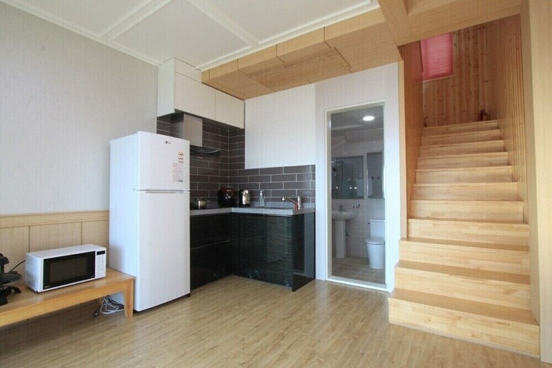 Jangmi (Blue Road Town Pension