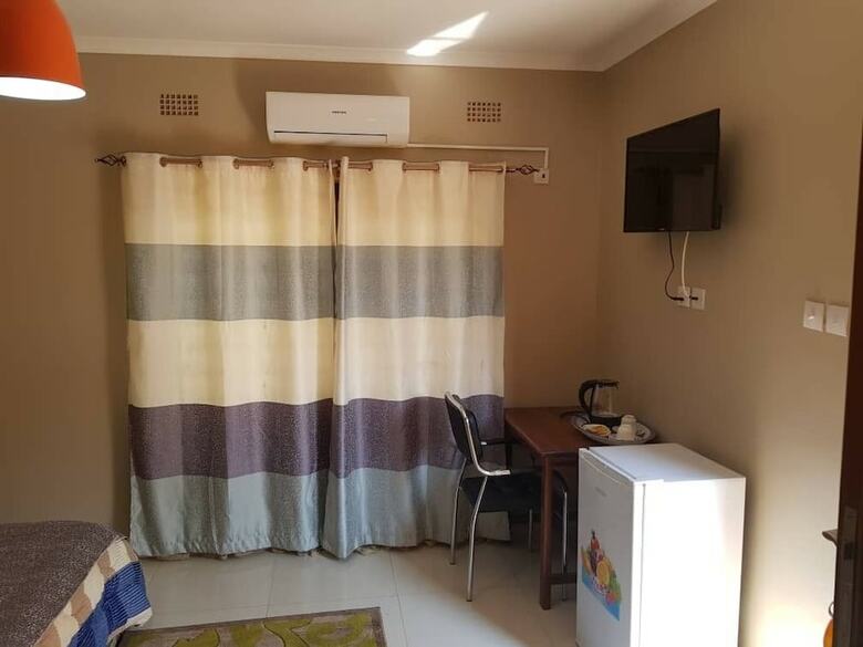 Hotel Ticheze Lodge And Car Hire