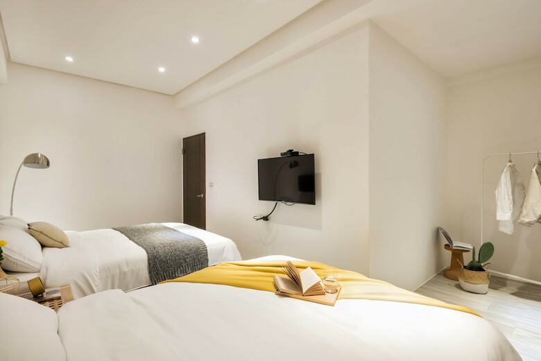 Hotel Single Eyelid Hostel
