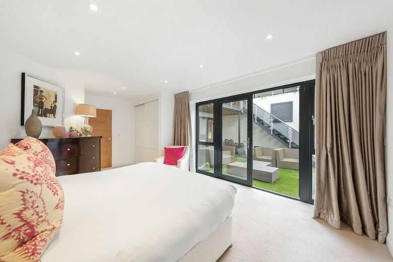 A Wimbledon Courtyard