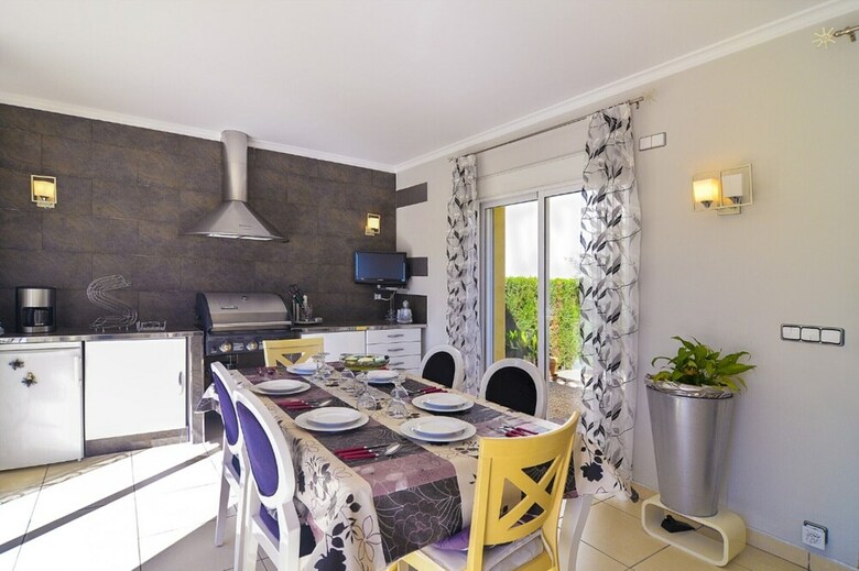 Villa - 4 Bedrooms With Wifi - 105020