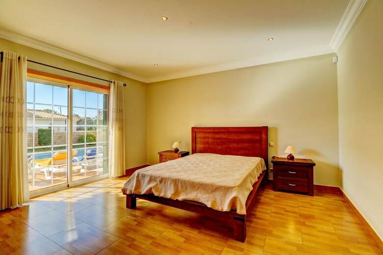Villa - 5 Bedrooms With Pool And Wifi - 107490