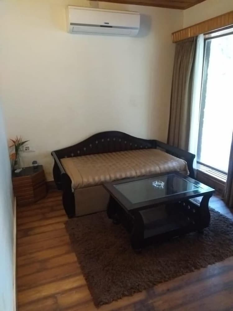 Hotel Jungle Leela Resort