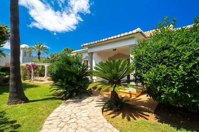 Marvelous 5-bed Villa With Panoramic Sea View