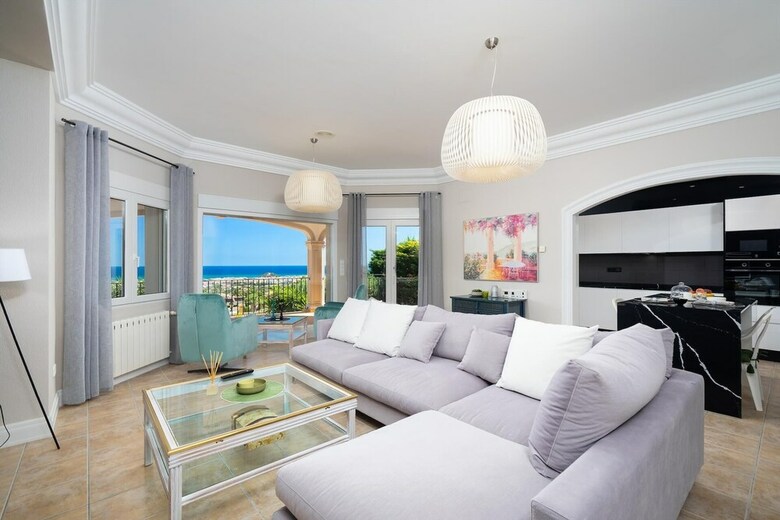 Marvelous 5-bed Villa With Panoramic Sea View