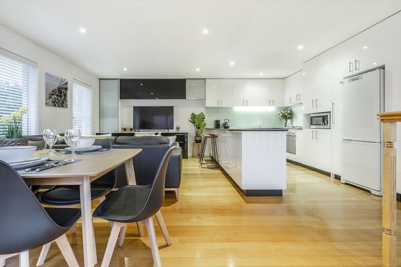 Tranquil Townhouse In Port Melbourne