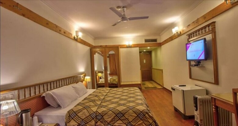 Piccadily Hotel Manali