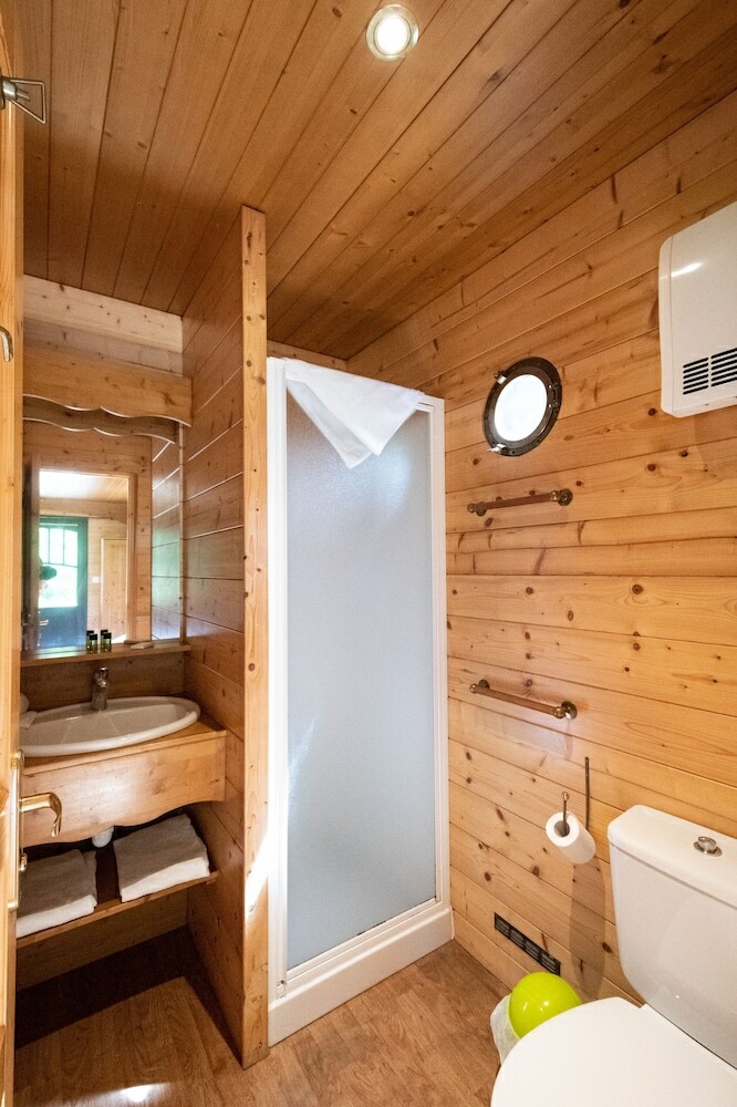 Roulottes Des Mon�di�res - Caravan Park