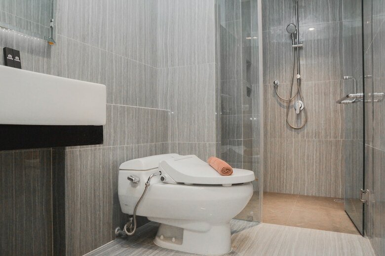 Comfortable Studio Room At Capitol Suites Apartment
