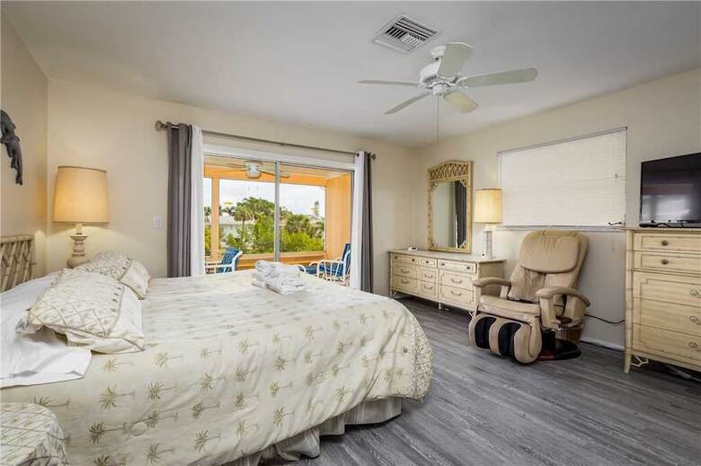 Primo Pool Home Upper, 2 Bedrooms, Pool, Wifi, Sleeps 6