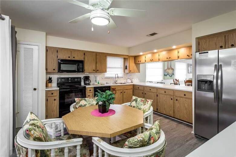 Primo Pool Home Upper, 2 Bedrooms, Pool, Wifi, Sleeps 6