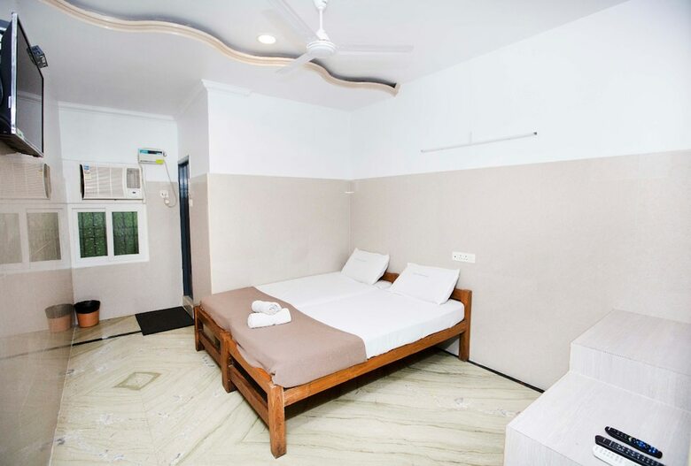 Hotel Saravanaa Boarding And Lodging
