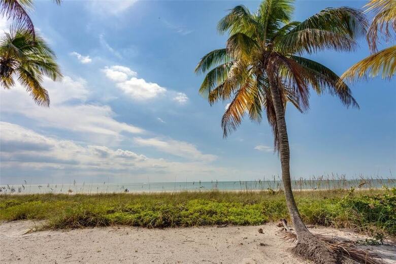 Beachfront Dunes, 3 Bedrooms Plus Den, Gulf Front, Pet Friendly, Sleeps 8