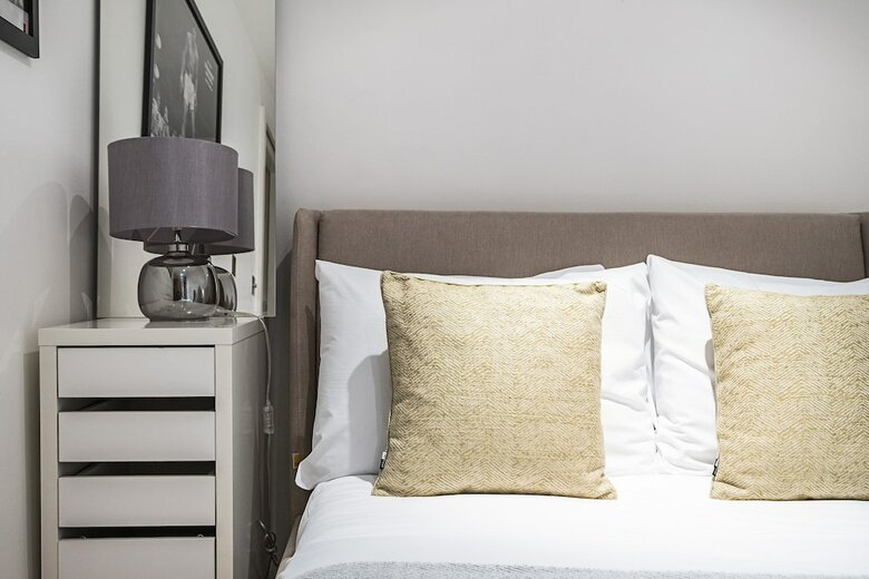 Martin Lane Apartment By Flexystays