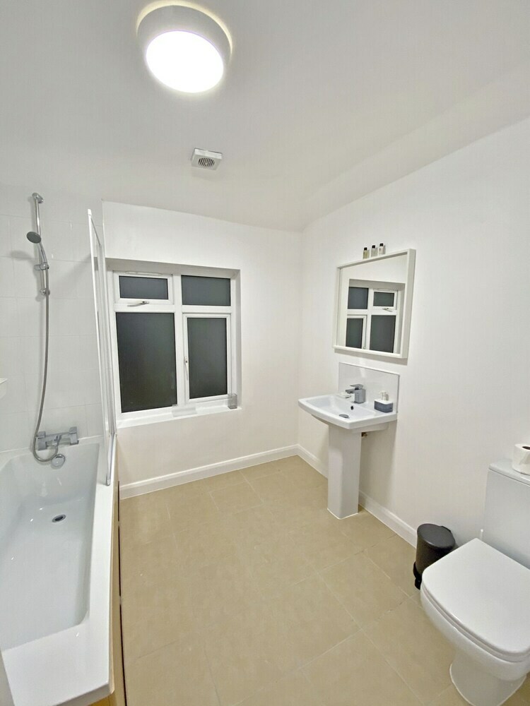 Simeon Suites By Eaa Homes