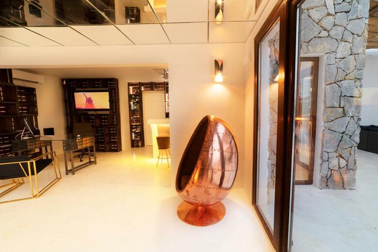 Om Hotels
