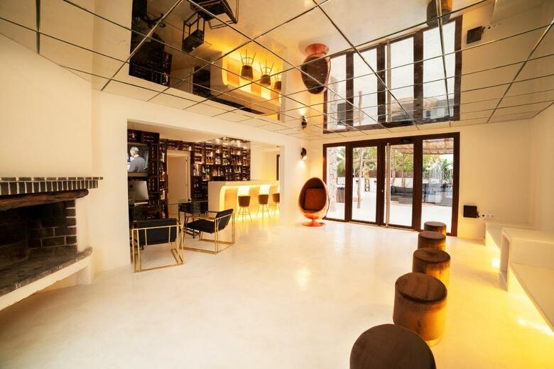 Om Hotels