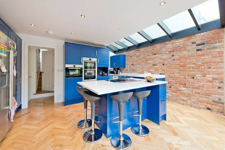Bright & Spacious 5 Bed House In Charming Putney
