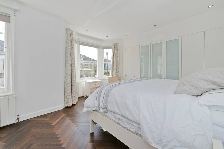 Bright & Spacious 5 Bed House In Charming Putney