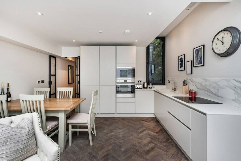 Modern, Bright & Elegant 3 Bed Fulham Maisonette