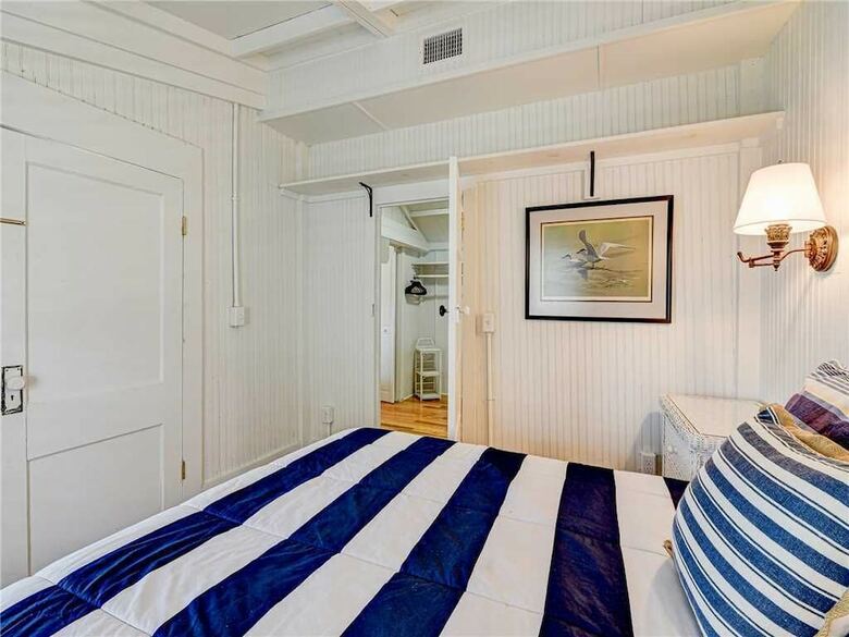 The Historic Hut, 3 Bedrooms, Beach Front, Sleeps 6