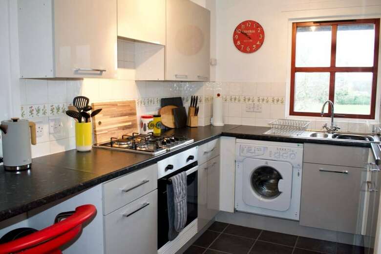 Modern And Bright Inverleith Apartment