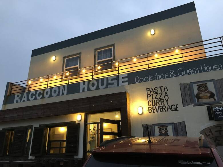 Hotel Raccoon House