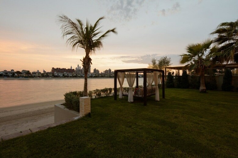 Villa Tara With Private Beach And Pool