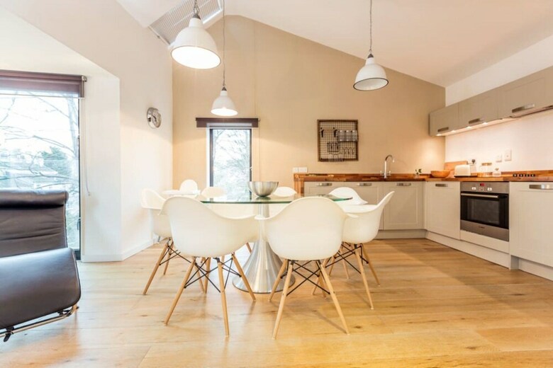 The Cliffside Chalet - Warm & Modern 3bdr Riverside Home