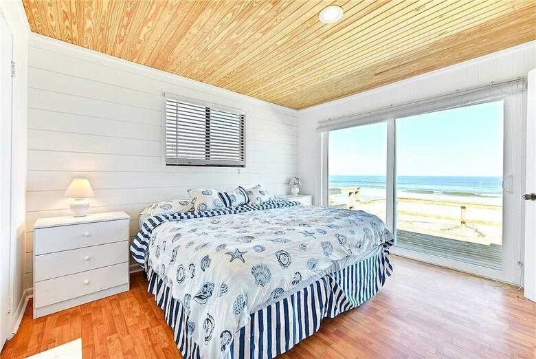 Hostal Harmony Beach House, 3 Bedrooms, Ocean Front, Large Deck, Sleeps 6