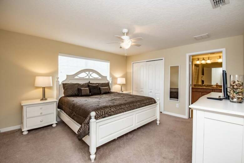 4 Bedroom 3 Bathroom Town Home With Pool