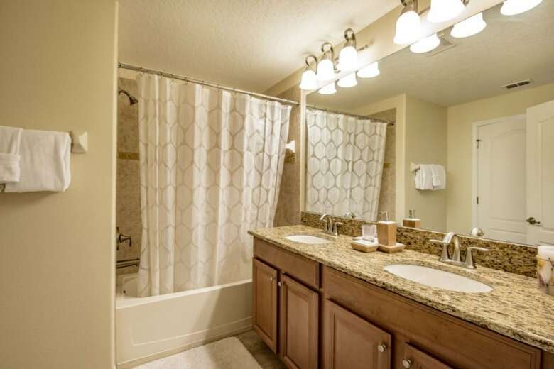 4 Bedroom 3 Bathroom Town Home With Pool