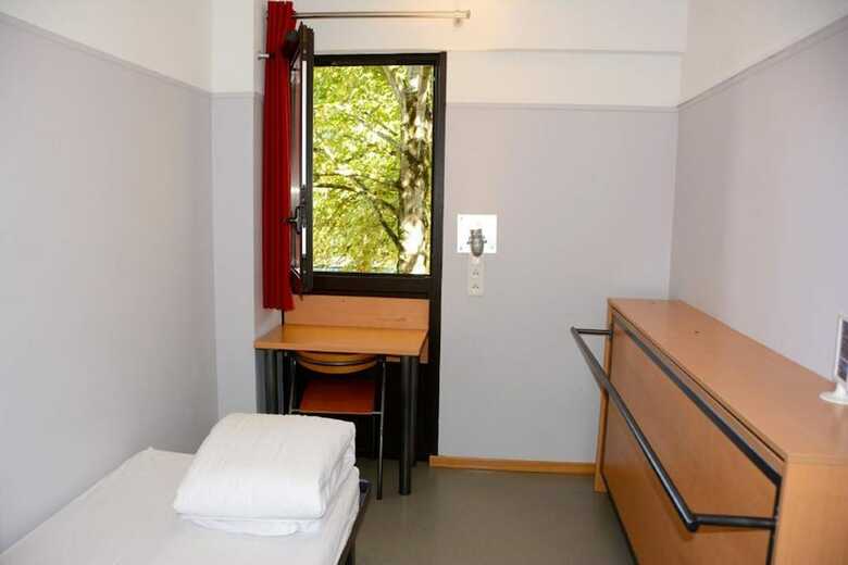 Hostal Cis de Champagne - Hostel