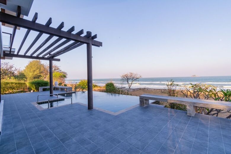 Beach Front 4 Bedroom Pool Villa Rv