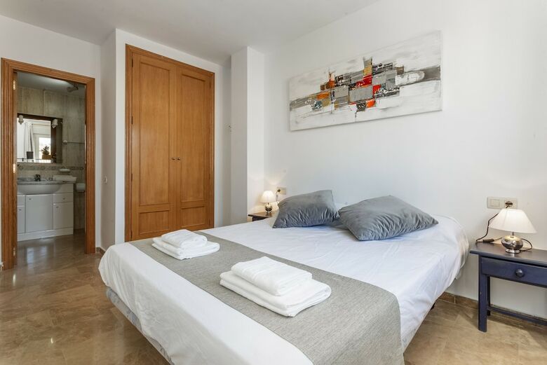 Beautiful 2-bed First Beach Line Apartment For 6