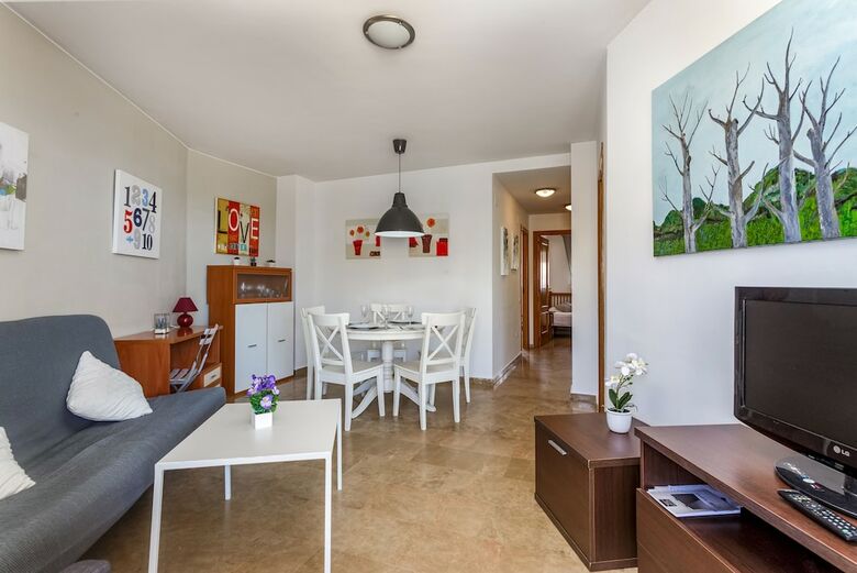 Beautiful 2-bed First Beach Line Apartment For 6