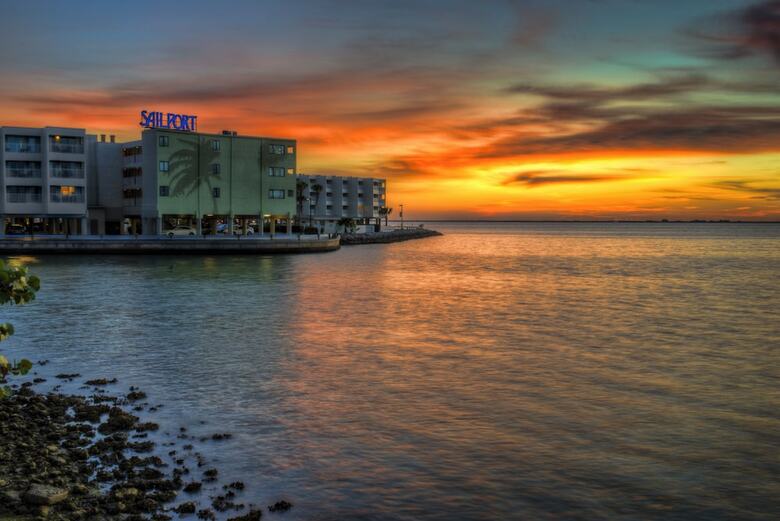 Aparthotel Sailport Waterfront Suites