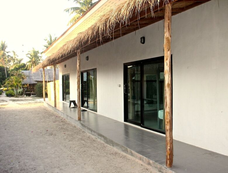 Hostal The Beach Village - Hostel
